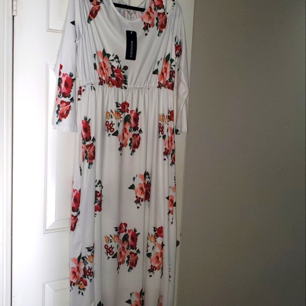 NWT Womens Floral Dress with pockets
